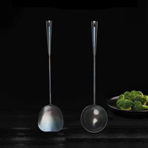 Puede incluir: Dos cucharones de metal negro con mangos largos. Los cucharones tienen una forma de cuenco redondeada y un mango ligeramente curvado.