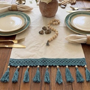 Ręcznie robiony bieżnik z płótna z frędzlami szydełkowymi