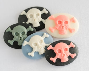 Cabochon acrylique tête de mort et os croisés - fourniture d'artisanat d'Halloween - 10 pièces couleurs mélangées -B181