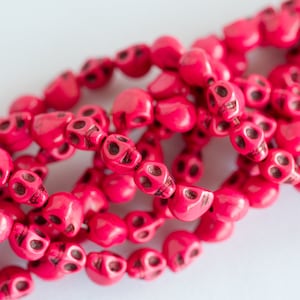 Howlite Gemstone Skull head Beads 10mm, Halloween craft and jewelry making, 38 piece strand -B2778