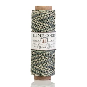 Puede incluir: Un carrete de cuerda de cáñamo verde, marrón y beige con una etiqueta que dice "Hemp Cord, Premium Quality, Est. 2007, Hemptique".