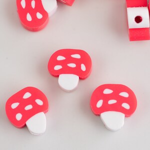 Perles en pâte polymère rouge champignon 11 mm, breloques en fimo, 50 pièces B3263 image 3