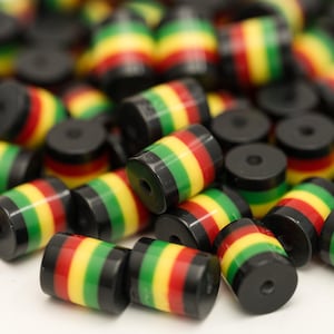 50 Tu50 Rasta Acryl-Röhrenperlen - Rot, Gelb & Grün gestreift