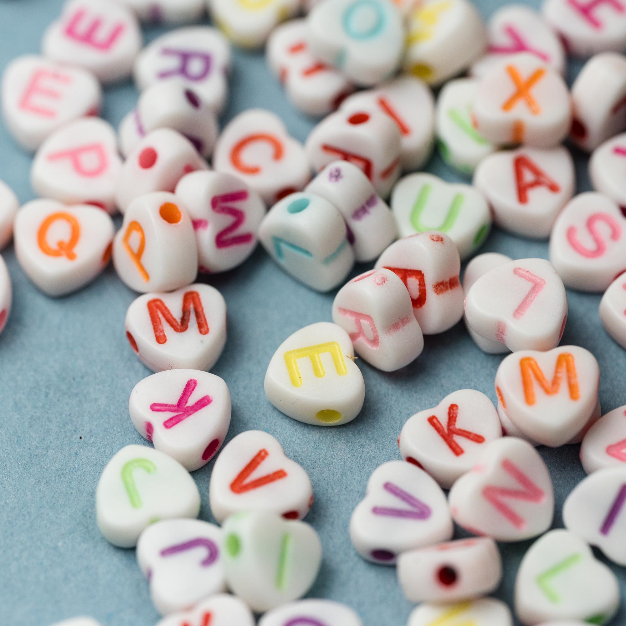 White Heart-shaped Letter Beads – 7mm | Mixed Alphabet | 100