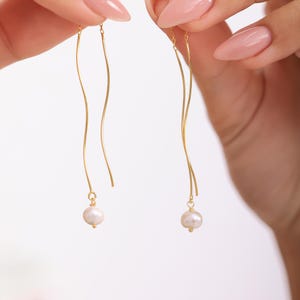 Pendientes de perla, pendientes de enhebrador de perlas, pendientes de perla coquetos, pendientes de perla hechos a mano, regalo para mamá, regalo de Navidad, perla delicada