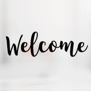 Peut inclure: Une pancarte de bienvenue en noir et blanc avec une police cursive.