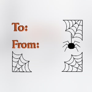 Pode incluir: Uma etiqueta de presente de Halloween imprimível com as palavras "Para:" e "De:" em texto laranja. A etiqueta é decorada com teias de aranha pretas e uma aranha preta.