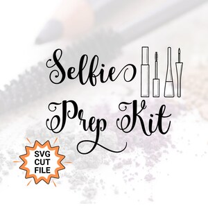 Könnte beinhalten: Ein Grafikdesign mit den Worten "Selfie Prep Kit" in Schreibschrift, begleitet von Strichzeichnungen von Mascara, Eyeliner und anderen Make-up-Tools. Eine orangefarbene Grafik mit der Aufschrift "SVG CUT FILE". Der Hintergrund ist mit Make-up verschwommen.