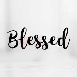 Puede incluir: Fuente de estilo caligráfico en blanco y negro que dice "Blessed".
