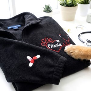 Personlig veterinärteknikerjacka med namn - Broderade veterinärjackor med dragkedja - Paw Stetoskop, veterinärassistentpresent