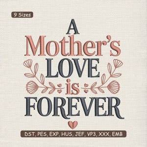 Op de afbeelding: Geborduurd ontwerp met de tekst "A Mother's LOVE is FOREVER" in een scriptlettertype. Het ontwerp bevat bloemaccenten en een hart. De tekst is in roze en grijstinten op een beige achtergrond.