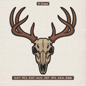 Könnte beinhalten: Gesticktes Design eines Hirschschädels mit großem Geweih. Der Schädel ist beige mit schwarzen Details, und das Geweih ist braun. Der Text "9 Sizes" steht oben und "DST, PES, EXP, HUS, JEF, VP3, XXX, EMB" unten.