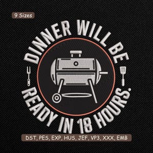 Op de afbeelding: Geborduurd ontwerp op zwarte stof. Het ontwerp toont een cirkelvormig embleem met een grillillustratie en de tekst "DINNER WILL BE READY IN 18 HOURS." Inclusief een vork en spatel. De tekst "9 Sizes" staat in de linkerbovenhoek.