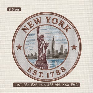 以下が含まれることがあります： 円形のデザインの刺繍パッチ。「NEW YORK」が上部に、「EST. 1788」が下部にあります。デザインには自由の女神、都市景観、2つの星が含まれています。パッチは茶色と白です。