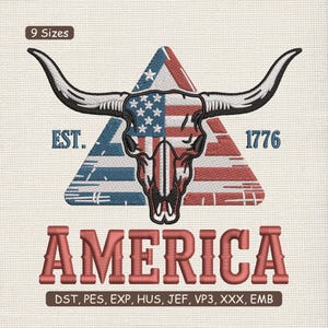 Könnte beinhalten: Gesticktes Design mit einem Bullenschädel mit Hörnern, überlagert von einem Dreieck mit dem Design der amerikanischen Flagge. Das Wort "AMERICA" wird in fetten, roten Buchstaben angezeigt. Der Text "EST. 1776" ist ebenfalls enthalten.