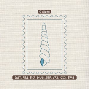 以下が含まれることがあります： ターコイズ色の刺繍貝殻のデザインが、ターコイズ色の切手フレームの中にあります。画像には「9サイズ」というテキストと、ファイルタイプの略語（DST、PES、EXP、HUS、JEF、VP3、XXX、EMB）が含まれています。デザインはベージュ色の生地にあります。