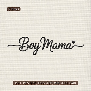 Op de afbeelding: Zwarte cursieve tekst op een lichtbeige achtergrond met de tekst "Boy Mama" met een hartje aan het einde. De tekst is gecentreerd en heeft een decoratieve krul aan het begin. De woorden "9 Sizes" staan in een bruine rechthoek linksboven.