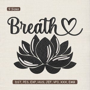 Può includere: Design di ricamo in bianco e nero con la parola "Breath" e un simbolo a cuore, sopra un fiore di loto dettagliato. Il design è disponibile in 9 misure e vari formati di file di ricamo.