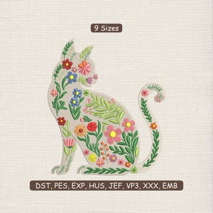 Op de afbeelding: Geborduurd kattenontwerp gevuld met kleurrijke bloemen en bladeren. De kat zit in een zittende positie, met een gekrulde staart. Het ontwerp bevat rode, roze, blauwe en gele bloemen, met groene bladeren. De tekst "9 Sizes" staat bovenaan en "DST, PES, EXP, HUS, JEF, VP3, XXX, EMB" onderaan.