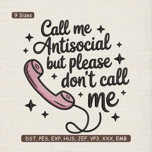 Puede incluir: Diseño bordado con el texto "Call me Antisocial but please don't call me" en escritura negra, acompañado de un teléfono rosa y estrellas. Disponible en 9 tamaños.