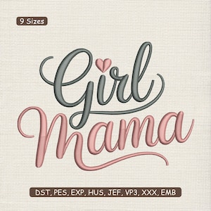 Peut inclure: Motif brodé avec les mots "Girl Mama" en écriture cursive. Le mot "Girl" est en gris avec un cœur rose au-dessus du "i", et "Mama" est en rose. Le motif est sur un fond texturé blanc cassé. L'image indique également que le motif est disponible en 9 tailles et compatible avec divers formats de broderie.