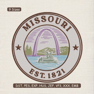 Pode incluir: Patch bordado com o selo do estado do Missouri. O design inclui o Gateway Arch, um barco fluvial e o texto "MISSOURI EST. 1821". O patch é circular com uma borda marrom e duas estrelas.