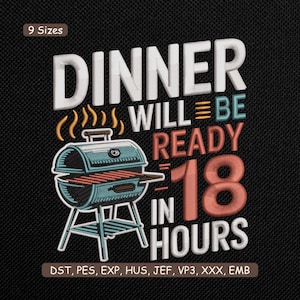 Może przedstawiać: Haftowany wzór na czarnej tkaninie z napisem "DINNER WILL BE READY IN 18 HOURS" nad ilustracją turkusowo-czerwonego grilla. Projekt zawiera tekst "9 Sizes" i formaty plików haftu.