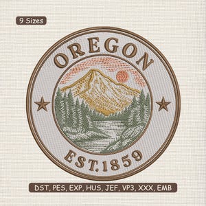 Może przedstawiać: Haftowana naszywka z napisem "OREGON" nad górskim krajobrazem ze wschodzącym słońcem i wiecznie zielonymi drzewami. Tekst "EST.1859" znajduje się poniżej. Dwie gwiazdy flankują projekt. Naszywka jest okrągła z brązową obwódką.