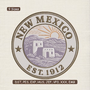 Może przedstawiać: Wyszywana naszywka w okrągłym kształcie z napisem "NEW MEXICO" i "EST. 1912". Projekt zawiera słońce, góry i budynki, z dwiema gwiazdami. Dostępna w 9 rozmiarach. Idealna do personalizacji odzieży.