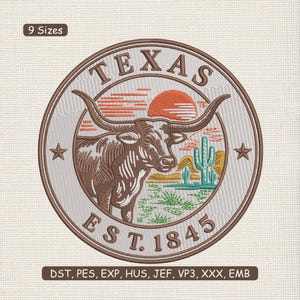 Pode incluir: Patch bordado com um boi de chifre longo castanho, uma paisagem desértica e a palavra "TEXAS" num design circular. O texto "EST. 1845" está incluído. O patch é bordado a castanho e inclui o texto "9 Sizes".