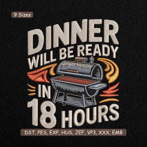 Può includere: Design ricamato su tessuto nero. Il design presenta il testo "DINNER WILL BE READY IN 18 HOURS" sopra un'illustrazione di un barbecue. Il testo e la griglia sono in tonalità beige, arancione e grigio.