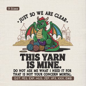 Puede incluir: Un dragón verde con detalles rojos está sentado sobre una pila de ovillos de lana de varios colores. El texto dice "JUST SO WE ARE CLEAR - THIS YARN IS MINE." Texto adicional dice "DO NOT ASK ME WHAT I NEED IT FOR THAT IS NOT YOUR CONCERN MORTAL."