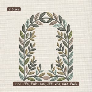 Può includere: Un disegno ricamato con un arco botanico composto da foglie stilizzate nei toni del verde, marrone e rosa tenue. Il testo "9 Sizes" è in alto e i formati file DST, PES, EXP, HUS, JEF, VP3, XXX, EMB sono in basso.