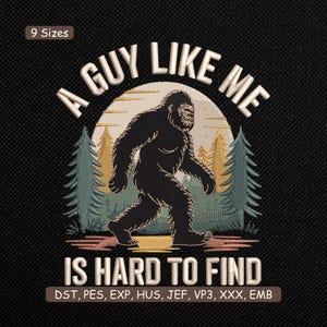 Puede incluir: Parche bordado con un Bigfoot negro caminando frente a un bosque. El texto dice "A GUY LIKE ME IS HARD TO FIND". El diseño incluye un sol beige y árboles verdes y amarillos. Disponible en 9 tamaños.