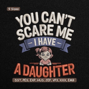 Peut inclure: Fond noir avec le texte "YOU CAN'T SCARE ME - I HAVE - A DAUGHTER" en blanc, bleu et orange. Une fille de dessin animé est au centre. L'image comprend également des formats de fichiers de broderie et le nombre "9 Sizes".