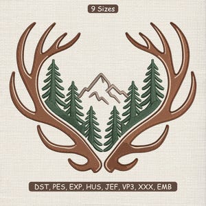 Puede incluir: Diseño bordado con cuernos de ciervo marrones que enmarcan una escena de montaña y bosque. La imagen incluye pinos verdes y una cordillera marrón. También está presente el texto "9 Sizes" y los formatos de archivo de bordado.