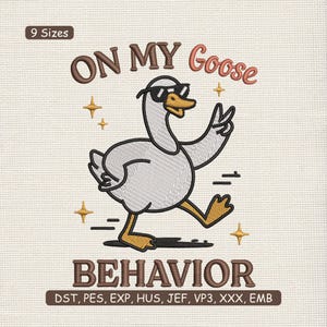 Op de afbeelding: Geborduurd ontwerp met een cartoon gans met een zonnebril en een vredesteken. De tekst luidt "ON MY Goose BEHAVIOR" in bruine letters. Inclusief "9 maten" en borduur bestand formaten.