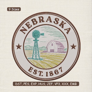 Puede incluir: Parche bordado con un diseño circular. La palabra "NEBRASKA" en la parte superior. El diseño incluye un molino de viento, un granero y campos, con "EST. 1867" en la parte inferior. Dos estrellas flanquean el diseño. El parche es marrón, verde y blanco.