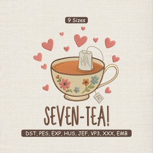 Könnte beinhalten: Ein Stickdesign mit einer Teetasse gefüllt mit Tee, einem Teebeutel und schwebenden Herzen. Die Tasse ist mit floralen Mustern verziert. Der Text "SEVEN-TEA!" steht darunter. Das Bild enthält auch den Text "9 Sizes" und Stickdateiformate.