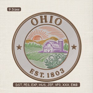 Könnte beinhalten: Gestickter Aufnäher mit dem Siegel des Bundesstaates Ohio. Das Design umfasst einen Sonnenaufgang, sanfte Hügel, eine Scheune und den Text "OHIO EST. 1803". Der Aufnäher ist kreisförmig mit einem braunen Rand und zwei Sternen. Erhältlich in 9 Größen.