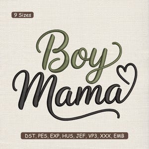 Pode incluir: Design bordado com as palavras "Boy Mama" em fonte cursiva. A palavra "Boy" é verde-oliva, e "Mama" é preta, com um coração substituindo a letra "a". O design está sobre um fundo texturizado branco sujo.