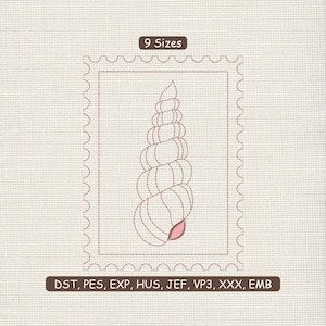 Könnte beinhalten: Gesticktes Muscheldesign in einem Rahmen im Briefmarkenstil. Die Muschel ist hellbraun mit einem rosa Akzent. Der Text "9 Sizes" befindet sich über dem Rahmen und "DST, PES, EXP, HUS, JEF, VP3, XXX, EMB" darunter.