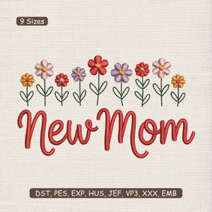 Könnte beinhalten: Ein Stickdesign mit den Worten "New Mom" in roter Schrift, darüber eine Reihe bunter Blumen. Die Blumen sind gelb, rosa, rot und lila. Das Design ist in 9 Größen und verschiedenen Dateiformaten erhältlich.