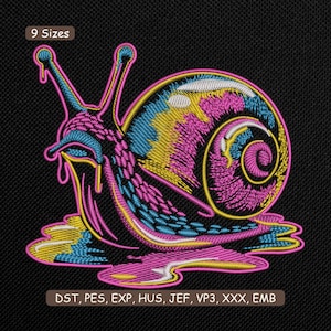 Puede incluir: Diseño de caracol bordado en hilo rosa, amarillo y azul vibrantes sobre un fondo negro. El caracol tiene una concha brillante y está rodeado por un rastro colorido. El texto "9 Sizes" está en la parte superior y "DST, PES, EXP, HUS, JEF, VP3, XXX, EMB" en la inferior.