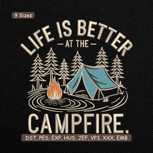 Peut inclure: Motif brodé avec le texte « LIFE IS BETTER AT THE CAMPFIRE ». Le motif représente un feu de camp, une tente bleue et des pins. Le texte est en blanc, dans une police stylisée. Le fond est noir.
