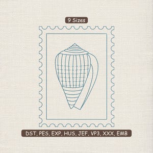 Könnte beinhalten: Gesticktes Design einer Muschel in einem Briefmarkenrahmen. Das Design ist in Blautönen auf beigem Hintergrund gehalten. Der Text oben lautet "9 Größen". Der Text unten enthält Stickdateiformate.