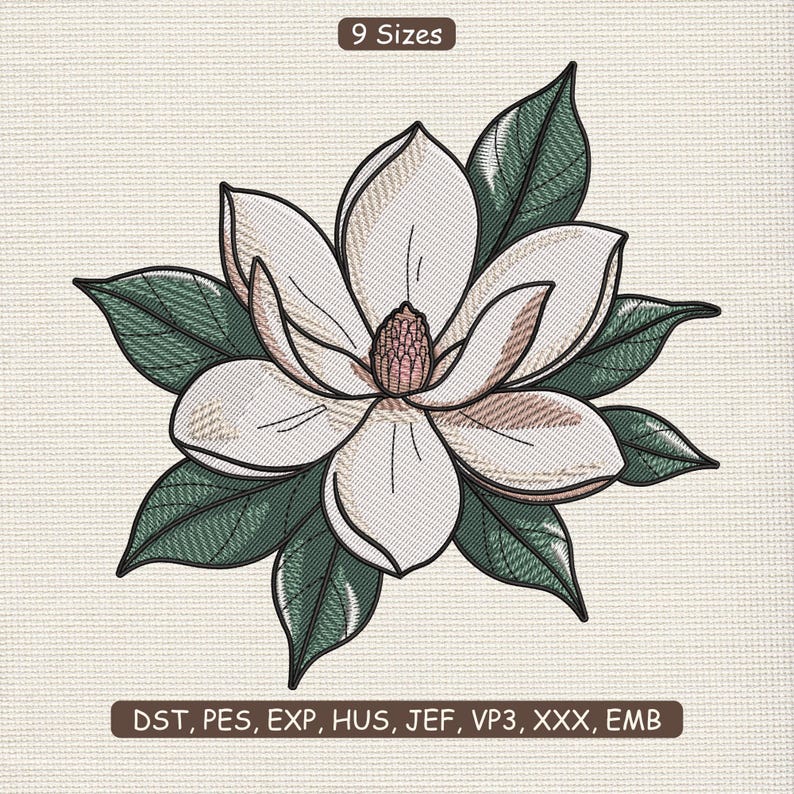 Pode incluir: Um design floral bordado com uma flor de magn&oacute;lia com p&eacute;talas brancas e centro rosa, rodeada por folhas verdes, sobre um fundo neutro. O texto "9 Tamanhos" est&aacute; no topo, e abrevia&ccedil;&otilde;es de tipos de arquivo na parte inferior.