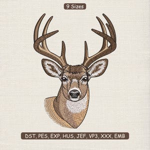Puede incluir: Imagen bordada de una cabeza de ciervo con grandes astas. El ciervo está representado en tonos marrones y beige, con puntadas detalladas. El texto "9 Tamaños" está en la parte superior y "DST, PES, EXP, HUS, JEF, VP3, XXX, EMB" en la inferior.