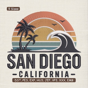 Può includere: Design ricamato con un tramonto sull'oceano con palme e un'onda. Il testo "SAN DIEGO CALIFORNIA" è visualizzato in basso. Il design include il testo "9 Sizes" e formati di file di ricamo.