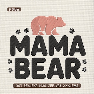Puede incluir: Diseño bordado con las palabras "MAMA BEAR" en negro, coronado por una ilustración de oso rosa. Huellas de patas negras rodean el texto. El diseño está disponible en 9 tamaños, ideal para bordar.